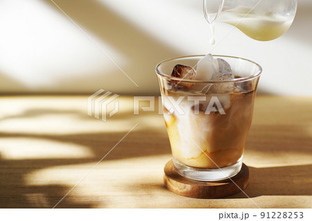アイスコーヒー　フレッシュミルクを注いで 91228253