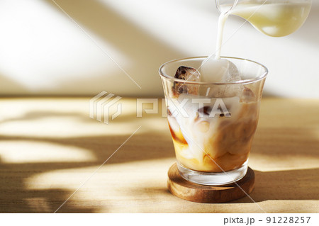 アイスコーヒー フレッシュミルクを注いで アイスコーヒー フレッシュミルクを注いで 91228257
