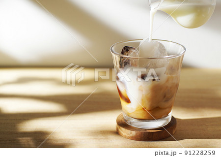 アイスコーヒー フレッシュミルクを注いで アイスコーヒー フレッシュミルクを注いで 91228259