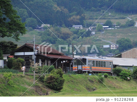 岡山県を走るJR因美線の木造駅舎「美作滝尾駅」 91228268