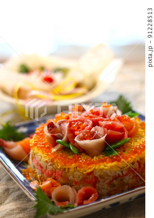 パーティのちらし寿司ケーキのテーブルフォト（縦） 91228513