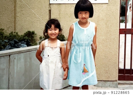昭和50年代　夏にワンピース姿の仲良し姉妹 91228665