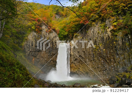 妙高の紅葉に映える苗名滝 91229417