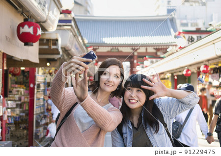 スマホで記念写真を撮る外国人観光客 スマホで記念写真を撮る外国人観光客 91229475