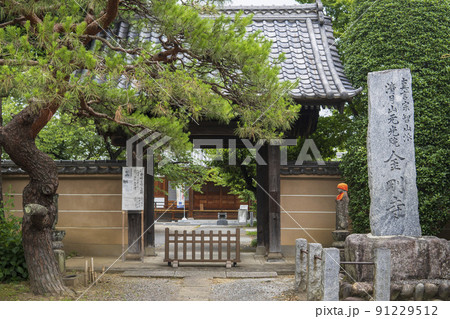 比企氏館跡と伝わる金剛寺の山門／埼玉県比企郡川島町 91229512