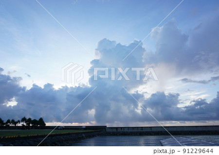 夏、夕立、雨雲広がる 夏、夕立、雨雲広がる 91229644