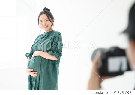 マタニティフォトを撮影するカメラマン マタニティフォトを撮影するカメラマン 91229732