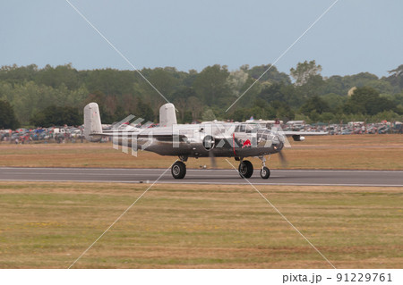 ノースアメリカンB-25Jミッチェル爆撃機離陸 ノースアメリカンB-25Jミッチェル爆撃機離陸 91229761