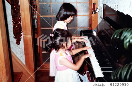 昭和50年代 ピアノを弾く仲良し姉妹 昭和50年代 ピアノを弾く仲良し姉妹 91229950