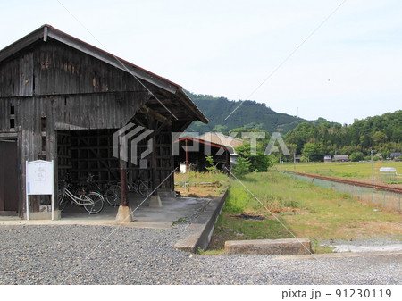 岡山県を走るJR因美線の美作滝尾駅横に残る「貨物上屋1号」とホーム 岡山県を走るJR因美線の美作滝尾駅横に残る「貨物上屋1号」とホーム 91230119