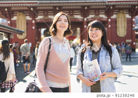 外国人と東京観光　浅草寺界隈 91230246