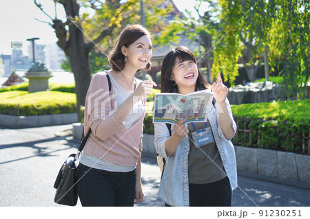 外国人と東京観光　浅草寺界隈 91230251