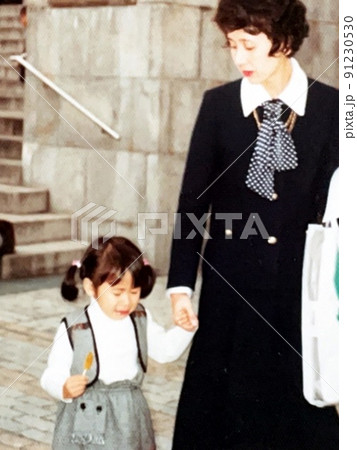 昭和50年代 母親と手を繋いでいる泣き顔の3歳女児 昭和50年代 母親と手を繋いでいる泣き顔の3歳女児 91230530