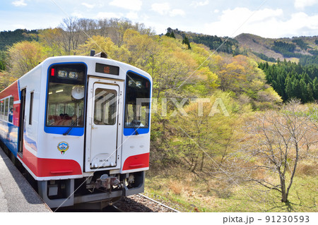 岩手　三陸鉄道恋し浜駅に停車中の36-700系 91230593