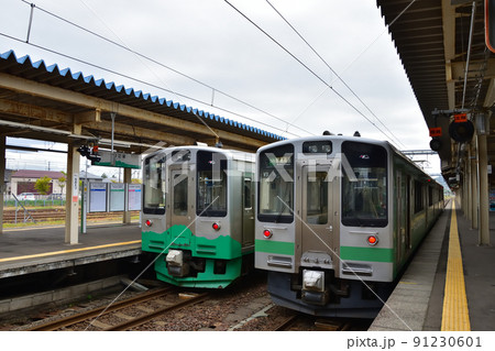 新潟　えちごトキめき鉄道直江津駅に停車中のET127系電車 91230601