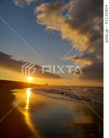 神奈川県茅ケ崎市の茅ヶ崎海岸の渚から眺める梅雨晴れの朝焼け【6月】 神奈川県茅ケ崎市の茅ヶ崎海岸の渚から眺める梅雨晴れの朝焼け【6月】 91230804