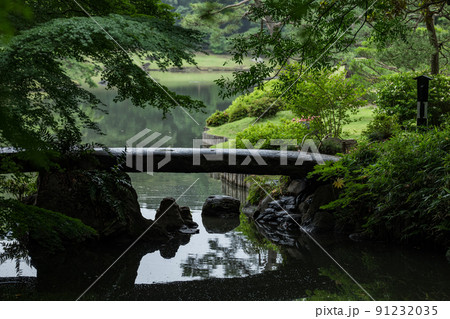 雨の日の日本庭園 6月 六義園 雨の日の日本庭園 6月 六義園 91232035