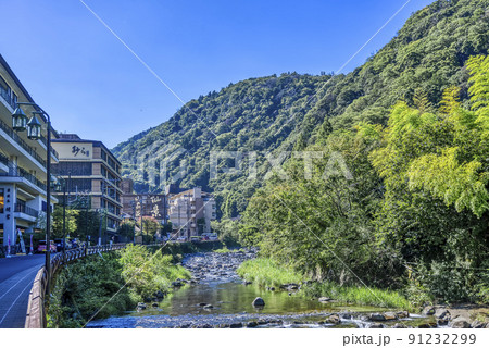 神奈川県箱根湯本　旅館と川　滝通り 91232299