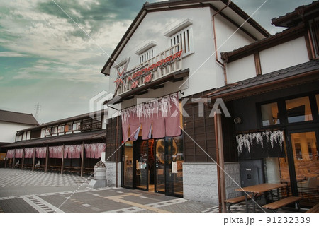 新東名岡崎SA（初夏　空　建物　暖簾） 91232339