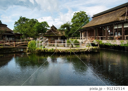 忍野八海（初夏　晴天　富士山　中池　売店） 91232514