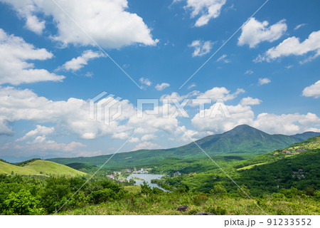 新緑を越え緑深まる白樺湖の展望 91233552