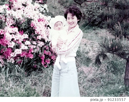 昭和50年代　屋外で母親に抱っこされる赤ちゃん 91233557