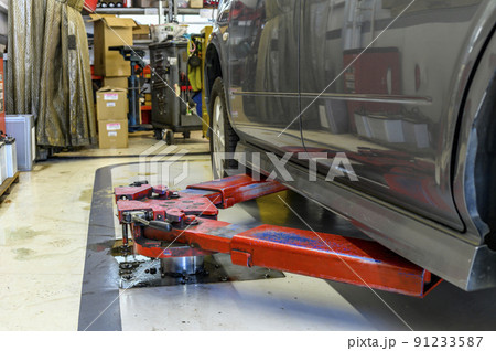 自動車整備工場―2柱リフトに乗せられた車両 91233587