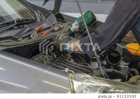 自動車整備工場―エンジンルームの整備 91233592