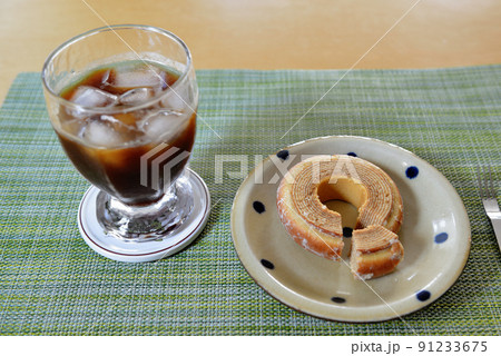 バウムクーヘンとアイスコーヒー バウムクーヘンとアイスコーヒー 91233675