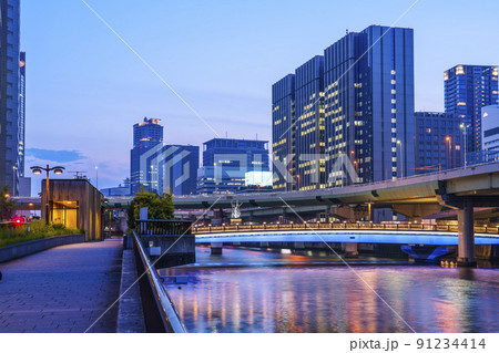 中之島ガーデンブリッジ　夜景・薄暮空 91234414