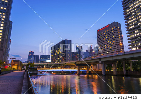 中之島ガーデンブリッジ　夜景・薄暮空 91234419