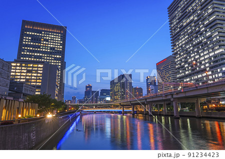中之島ガーデンブリッジ　夜景・薄暮空 91234423