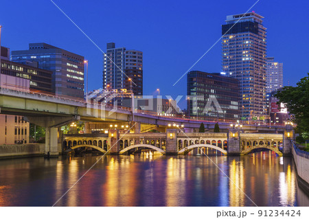 大阪　中之島　水晶橋の夜景（大江橋からの眺め） 91234424