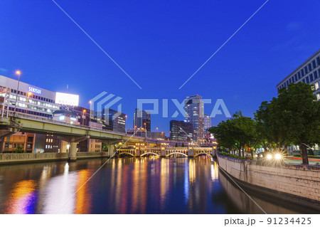 大阪　中之島　水晶橋の夜景（大江橋からの眺め） 91234425