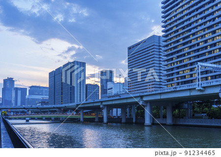 大阪　中之島　中之島ガーデンブリッジ　日没・薄暮空 91234465