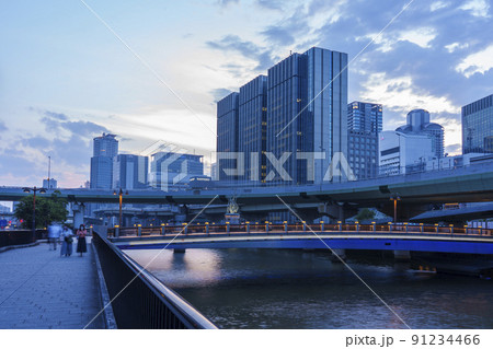 大阪　中之島　中之島ガーデンブリッジ　日没・薄暮空 91234466