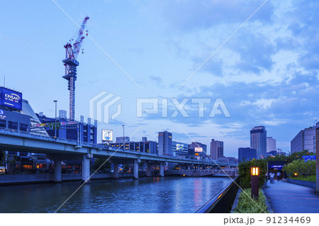 大阪　中之島　大江橋　日没・薄暮空 91234469
