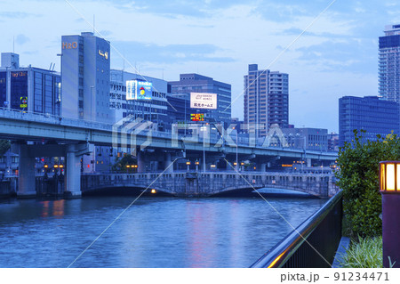 大阪　中之島　大江橋　日没・薄暮空 91234471