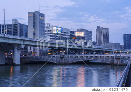 大阪　中之島　大江橋　日没・薄暮空 91234479