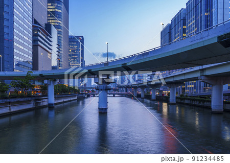 大阪　中之島　渡辺橋（ガーデンブリッジからの眺め） 91234485