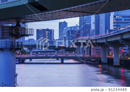 大阪　中之島　渡辺橋（ガーデンブリッジからの眺め） 91234489