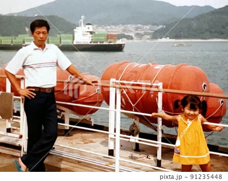 昭和50年代 フェリーの甲板でポーズをとる父と娘 91235448
