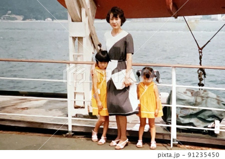 昭和50年代　フェリーの甲板で記念撮影する母と姉妹 91235450