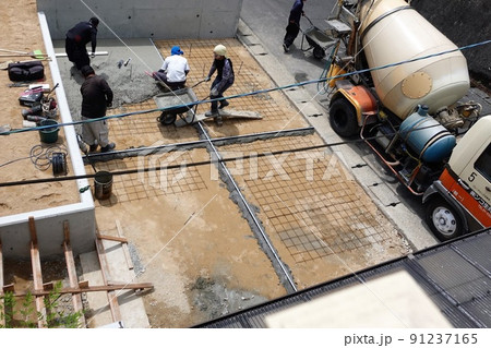 段取りよく駐車場コンクリート打設工事現場 段取りよく駐車場コンクリート打設工事現場 91237165