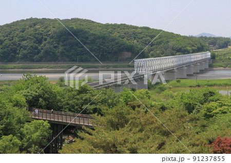 非武装地帯を渡る鉄橋 91237855