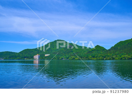 群馬県の榛名湖畔から新緑の掃部ヶ岳方面 91237980