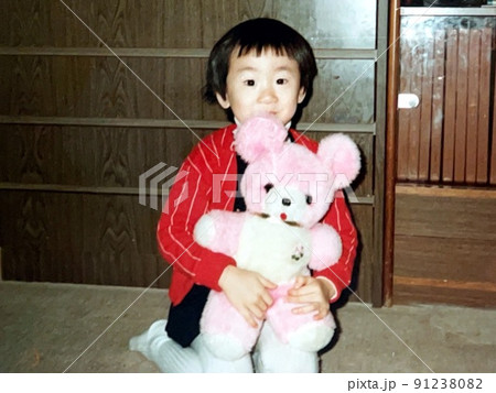 昭和50年代　室内でぬいぐるみを抱く女の子 91238082