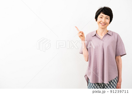 指差しをするミドル女性 指差しをするミドル女性 91239711