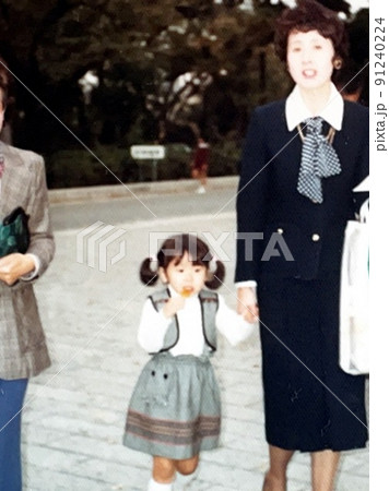 昭和50年代　母親と手を繋いでキャンディを食べる3歳女児 91240224