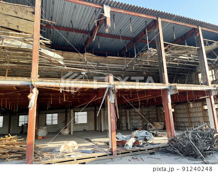 解体される老朽化した建物 解体される老朽化した建物 91240248